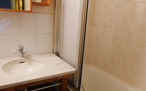 Argentière 200: Salle De Bains, Propriété, Pièce, Tuile, Mur, Robinet, Lavabo, Sol, Évier, Marbre