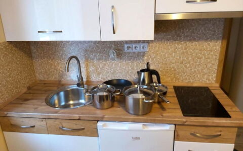 Harrachov 247: Comptoir, Evier, Cabinetry, Évier, Robinet, Propriété, Appareil De Cuisine, Cuisinière, Cuisine, Luminaire Plomberie
