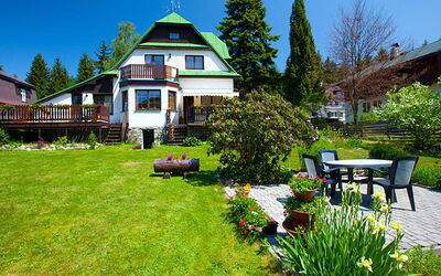 Harrachov 247: Plante, Ciel, Propriété, Bâtiment, Fenêtre, Arbre, Paysage Naturel, Lot Terre, Maison, Herbe