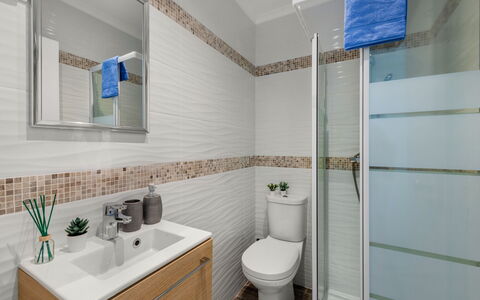 Happy Moments: Miroir, Robinet, Luminaire Plomberie, Évier, Propriété, Lavabo, Armoire De Toilette, Bleu, Cabinetry, Salle De Bains