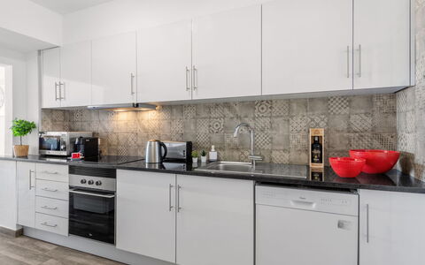 Happy Moments: Cabinetry, Comptoir, Evier, Robinet, Évier, Cuisinière, Cuisine, Bois, Bâtiment, Appareil De Cuisine