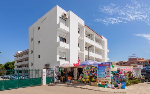 Happy Moments: Ciel, Bâtiment, Nuage, Design Urbain, Fenêtre, Condominium, Arbre, Maison, Zone Résidentielle, Façade