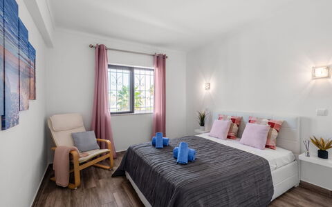Happy Moments: Fenêtre, Meubles, Bâtiment, Confort, Bois, Bleu Azur, Bleu, Design Intérieur, Sol