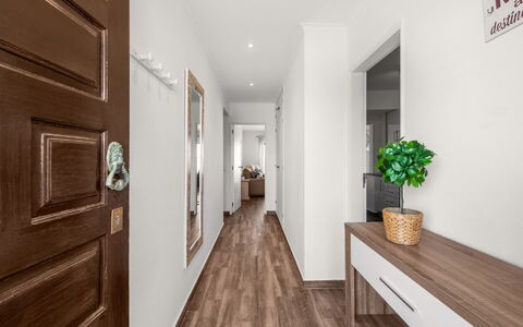 Happy Moments: Propriété, Plante, Meubles, Bois, Plante D'Appartement, Bâtiment, Sol, Porte, Sol