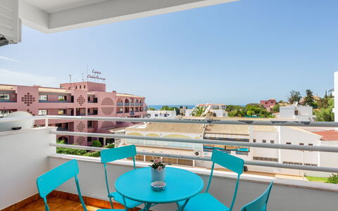 Happy Moments: Propriété, Meubles, Ciel, Bleu Azur, Chaise, Bâtiment, Design Intérieur, Design Urbain, Ombre, Condominium