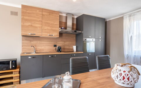 Tra Terra e Cielo: Cabinetry, Comptoir, Meubles, Propriété, Cuisine, Bois, Rideau, Evier, Design Intérieur, Table