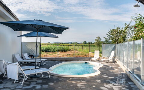 Tra Terra e Cielo: L'Eau, Ciel, Nuage, Bleu Azur, Piscine, Ombre, Mobilier De Jardin, Loisir, Plante, Balancelle