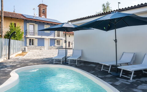 Tra Terra e Cielo: L'Eau, Ciel, Propriété, Bâtiment, Piscine, Bleu Azur, Ombre, Mobilier De Jardin, Fenêtre, Chaise