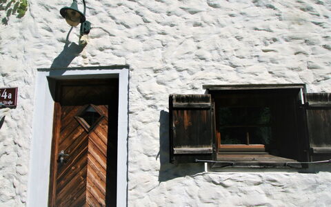 Vogelhütte: Bois, Fenêtre, Bâtiment, Façade, Porte, Rectangle, Brique, Mur De Pierre, Toit, Ombre
