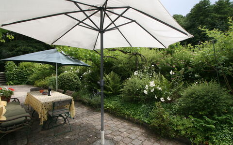 Vogelhütte: Plante, Communauté Des Plantes, Parapluie, Ombre, Table, Arbre, Mobilier De Jardin, Herbe, Tableau De Plein Air, Loisir