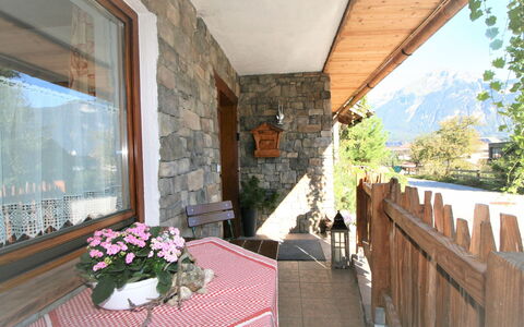 Chalet Astholz: Plante, Propriété, Fenêtre, Bâtiment, Pot De Fleur, Fleur, Table, Plante D'Appartement, Design Intérieur, Bois