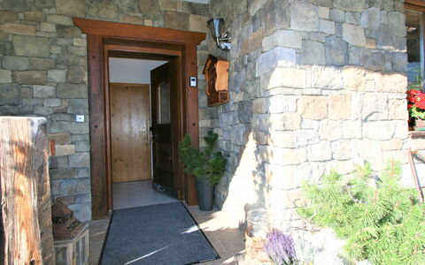 Chalet Astholz: Plante, Bâtiment, Propriété, Porte, Design Intérieur, Architecture, Plante D'Appartement, Maison, Pot De Fleur, Bois