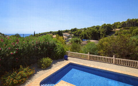 Oronella: L'Eau, Ciel, Plante, Bleu Azur, Piscine, Herbe, Rectangle, Arbre, Bâtiment, Paysage