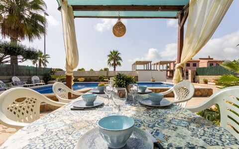 Antonella: L'Eau, Vaisselle, Propriété, Plante, Ciel, Meubles, Table, Bleu Azur, Vaisselle, Chaise