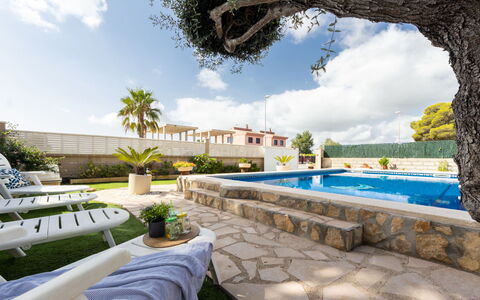 Antonella: Ciel, Nuage, L'Eau, Plante, Propriété, Piscine, Bleu Azur, Bâtiment, Botanique, Arbre