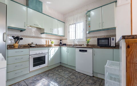 Antonella: Cabinetry, Comptoir, Cuisinière, Appareil De Cuisine, Électroménager, Cuisine, Bois, Bâtiment, Principaux Appliance, Le Fourneau