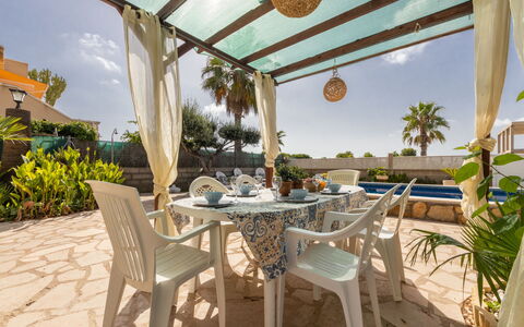 Antonella: Plante, Meubles, Chaise, Ciel, Table, Bleu Azur, Ombre, Mobilier De Jardin, Design Intérieur, Tableau De Plein Air