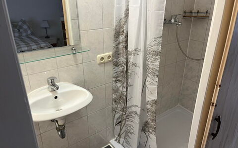Schillerplatz: Robinet, Propriété, Luminaire Plomberie, Évier, Lavabo, Salle De Bains, Miroir, Porte De Douche