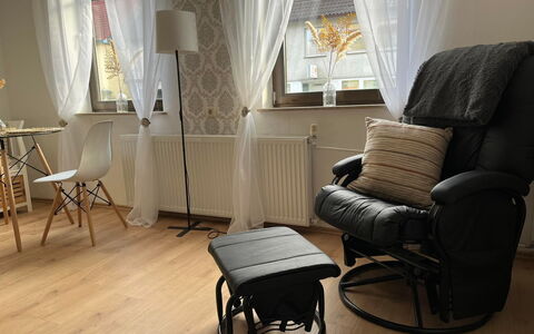 Schillerplatz: Propriété, Meubles, Fenêtre, Confort, Rideau, Bois, Chaise, Bâtiment, Sol, Sol
