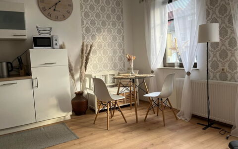 Schillerplatz: Meubles, Propriété, Table, Bois, Fenêtre, Architecture, Design Intérieur, Sol, Rideau
