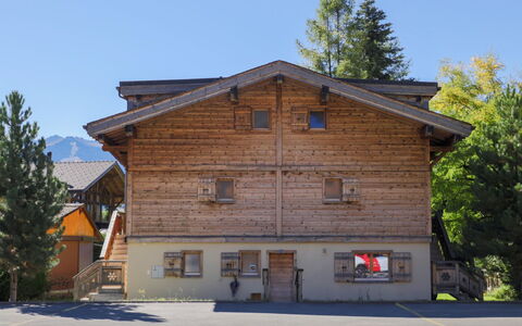 Chalet sans Soucis: Ciel, Fenêtre, Bâtiment, Arbre, Bois, Maison, Chalet, Pente, Porte, Siding