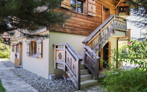 Chalet sans Soucis: Plante, Bâtiment, Propriété, Fenêtre, Maison, Escaliers, Architecture, Chalet, Bois
