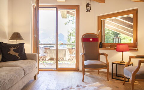 Chalet sans Soucis: Meubles, Propriété, Fenêtre, Bâtiment, Confort, Bois, Ombre, Textile, Design Intérieur, Chaise