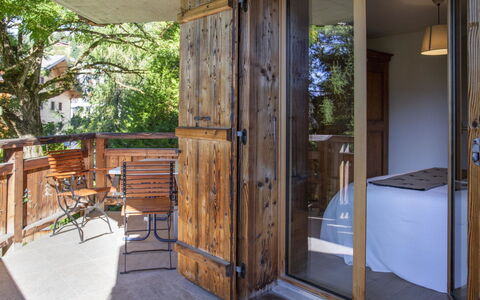 Chalet sans Soucis: Propriété, Meubles, Plante, Bois, Porte, Ombre, Design Intérieur, Tache De Bois, Sol