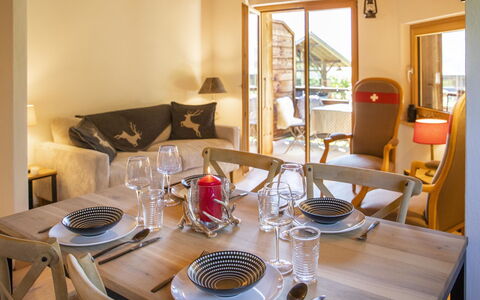 Chalet sans Soucis: Table, Meubles, Propriété, Vaisselle, Chaise, Vaisselle, Textile, Confort, Design Intérieur, Bois