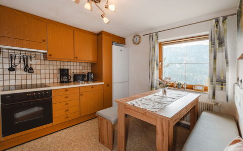 Dachstein Südwand: Meubles, Design Intérieur, Bois, Sol, Cuisine, Plafond, Sol, Cabinetry, Comptoir, Pièce