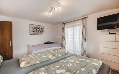 Dachstein Südwand: Meubles, Lit, Chambre, Design Intérieur, Drap De Lit, Literie, Plafond, Linge, Pièce, Domicile