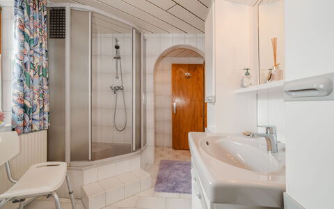 Dachstein Südwand: Sol, Design Intérieur, Luminaire Plomberie, Sol, Lavabo, Salle De Bains, Évier, Plafond, Pièce, Plomberie