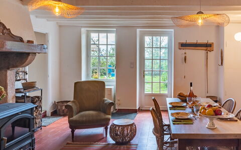 Le Glaude: Table, Meubles, Propriété, Chaise, Bois, Design Intérieur, Architecture, Ombre, Sol, Fenêtre