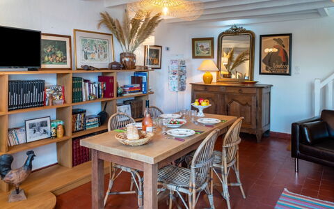Le Glaude: Cadre, Meubles, Table, Bleu Azur, Bois, Bâtiment, Design Intérieur, Salon, Sol, Chaise