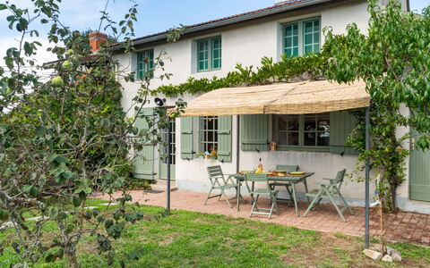 Le Glaude: Plante, Bâtiment, Ciel, Propriété, Fenêtre, Nuage, Table, Maison, Porte, Lot Terre