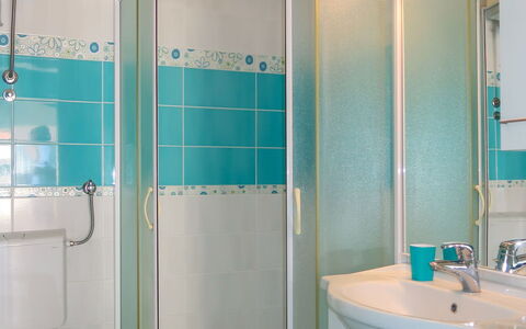 Senj 114: Luminaire Plomberie, Vert, Bâtiment, Bleu, Porte De Douche, Tete De Douche, Salle De Bains, Douche, Violet