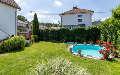 Řevnice: Plante, L'Eau, Ciel, Nuage, Bâtiment, Bleu Azur, Piscine, Architecture, Lot Terre, Herbe