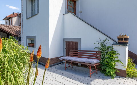 Řevnice: Plante, Extérieur Banc, Bâtiment, Meubles, Fenêtre, Bleu Azur, Mobilier De Jardin, Bois, Surface De La Route