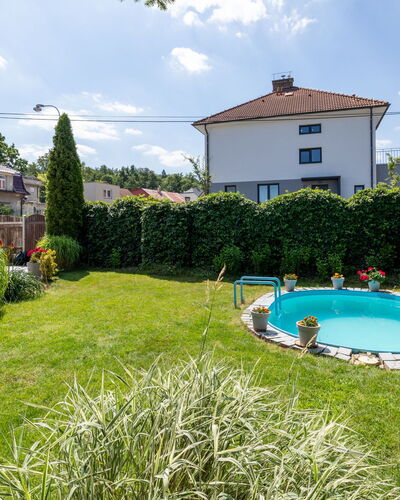 Řevnice: Plante, L'Eau, Ciel, Nuage, Bâtiment, Bleu Azur, Piscine, Architecture, Lot Terre, Herbe