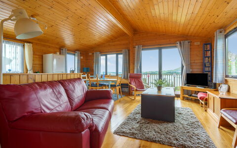 Lodge 9: Canapé, Meubles, Table, Bâtiment, Confort, Fenêtre, Bois, Design Intérieur, Canapé-Lit, Sol
