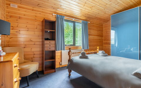 Lodge 9: Bâtiment, Meubles, Cabinetry, Confort, Fenêtre, Bois, Design Intérieur, Cadre De Lit, Lampe, Télévision