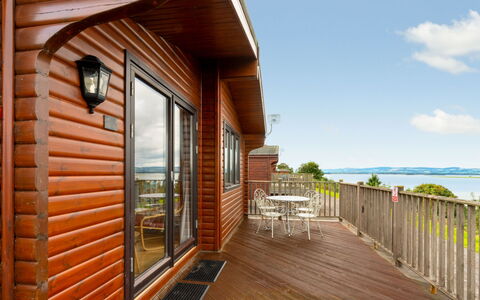 Lodge 9: Ciel, Propriété, Bâtiment, Nuage, Fenêtre, Bois, Plante, Architecture, Chalet, Ombre
