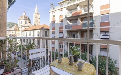Agapanti House: Plante, Table, Bâtiment, Propriété, Meubles, Ciel, Fenêtre, Pot De Fleur, Chaise, Design Urbain