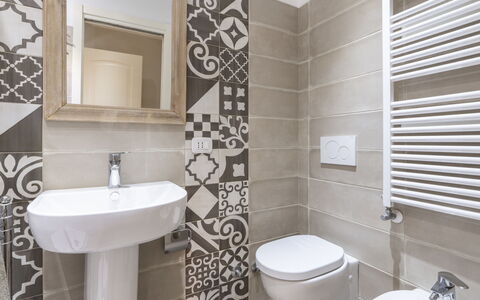 Agapanti House: Miroir, Luminaire Plomberie, Robinet, Évier, Lavabo, Propriété, Blanc, Salle De Bains, Violet, Noir