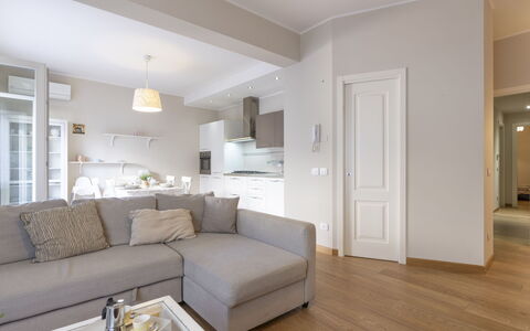 Agapanti House: Meubles, Propriété, Canapé, Bois, Sol, Architecture, Sol, Ombre, Beige