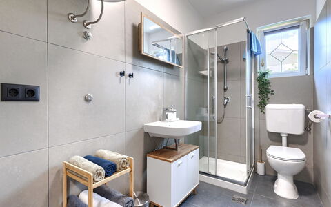 Labin 389: Design Intérieur, Sol, Luminaire Plomberie, Salle De Bains, Sol, Toilette, Siège De Toilette, Évier, Robinet, Plomberie