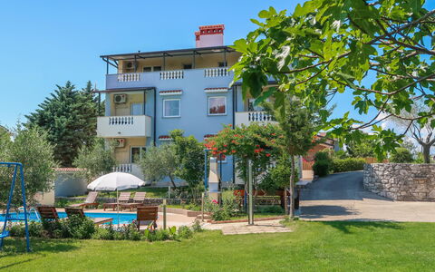 Labin 389: Ciel, Plante, Bâtiment, Fenêtre, Arbre, Lot Terre, Design Urbain, Ombre, Chalet, Loisir