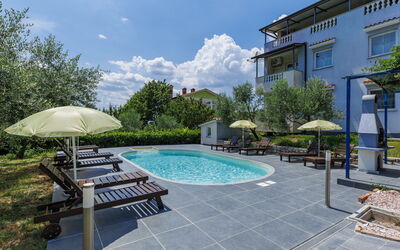 Labin 389: Mobilier De Jardin, Ombre, Chaise, Jardin, Aménagement Paysager, Cour, Biens, Cour, Piscine, Villa