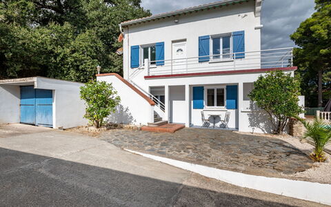 Villa les Treilles: Bâtiment, Plante, Ciel, Fenêtre, Nuage, Arbre, Maison, Lot Terre, Asphalte
