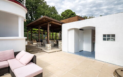 Villa les Treilles: Propriété, Ciel, Plante, Nuage, Bâtiment, Arbre, Ombre, Design Intérieur, Sol, Sol
